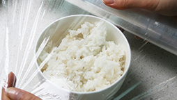 為什么有些保鮮膜包產(chǎn)品后感覺有霧氣？